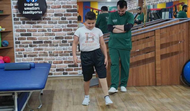 Deprem korkusuyla arabada yaşayan Hasan proteze kavuştu