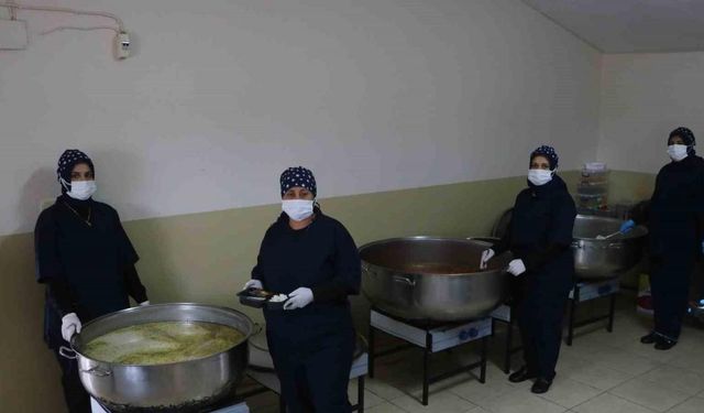Depremzede kadınların elinde pişen yemekler, günde 500 kişinin iftar yemeği oluyor