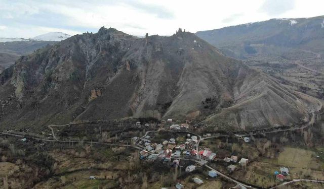Dev mantar kayalar köyü tehdit ediyor