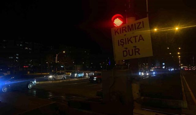 Diyarbakır’da hemzemin geçitte bariyerler bozulunca sürücüler aradan geçti