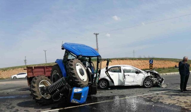 Diyarbakır’da otomobil ile traktör çarpıştı: 5 yaralı