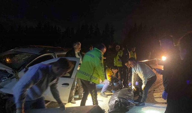 (Düzeltme) Antalya’da 3 aracın karıştığı feci kaza: 3 ölü