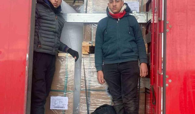 Edirne’de Mısırlı 2 kaçak göçmen tırda yakalandı
