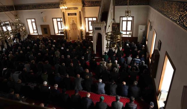 Elazığlılar Ramazan’ın ilk cumasında camileri doldurdu