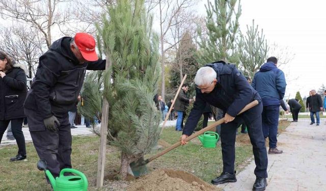 Eskişehir Teknik Üniversitesi’nde hayatını kaybeden Doç. Dr. Filiz Bayrakçı Karel ve kızı anısına ağaç dikim etkinliği gerçekleştirdi