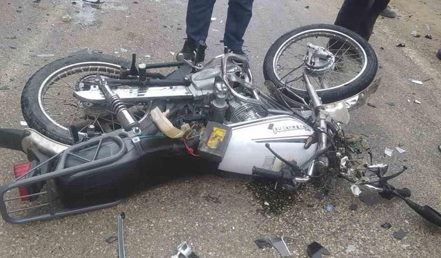 Hafif ticari araç ile motosiklet çarpıştı: 1 yaralı