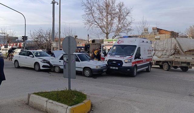 İki otomobil, bir ambulans çarpıştı: 1 yaralı