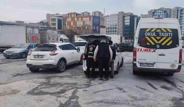 İstanbul’da okul servisi şoförünün yaşadığı korku dolu anlar kamerada: “Arabada çocuk var”