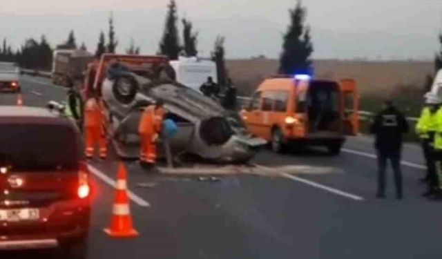 İzmir’de otomobil önce tıra ardından bariyerlere çarptı: 1ölü, 1 yaralı