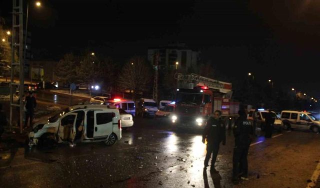 Kayseri’de hafif ticari araç ile pikap çarpıştı: 5 yaralı