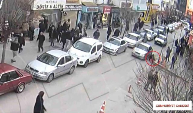Kırıkkale’de kaza görüntüleri kamerada: Otomobil anne ve çocuğa böyle çarptı