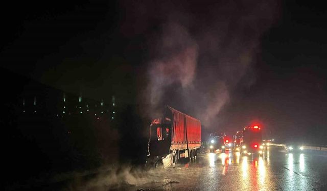Kuzey Marmara Otoyolu’nda asit yüklü tır alev alev yandı