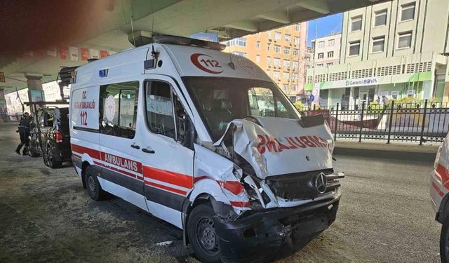 Mecidiyeköy’de hatalı dönüş yapan minibüsle hastaya yetişmeye çalışan ambulans çarpıştı