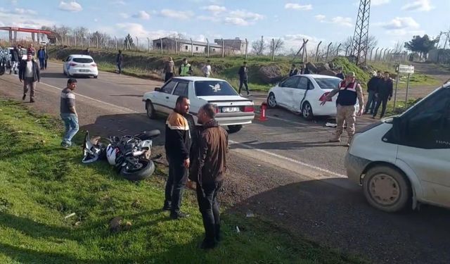 Otomobil altında kalan motosiklet sürücüsü hayatını kaybetti