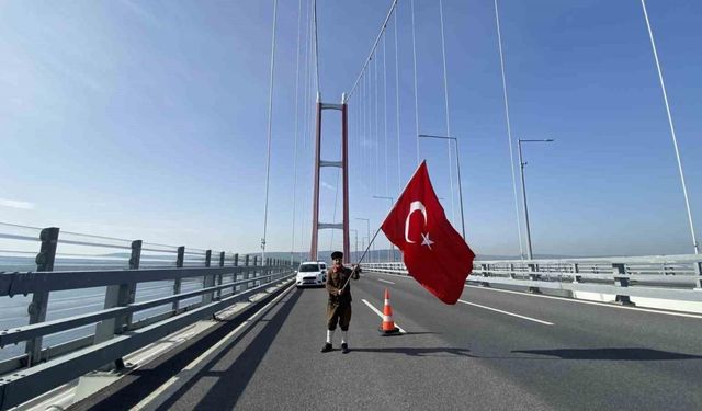 Şehitler için Çanakkale’ye yürüyen gazi torunu, Türk bayrağıyla 1915 Çanakkale Köprüsü’nü yürüyerek geçti