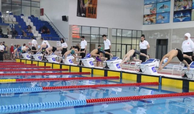 Sivas’ta yüzme grup yarışları yapıldı