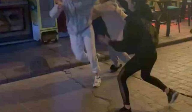 Taksim’de sevgilisini başkasıyla yakalayan kadın ortalığı birbirine kattı: Kavgaya erkekler müdahale etti
