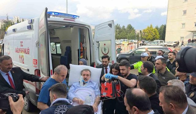 Trafik kazası geçiren BBP Genel Başkanı Mustafa Destici Tokat’a sevk edildi