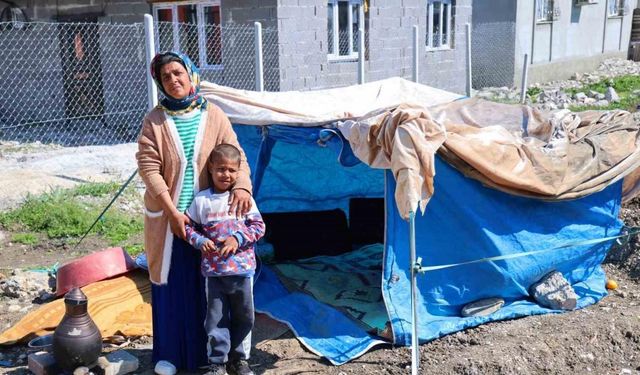 Uyuşturucu müptelası kocası tarafından darp edilip sokağa atılan kadın, çocuklarıyla çadırda yaşamaya başladı