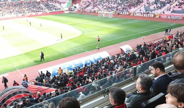 Vali Aksoy Eskişehirspor maçını tribünden izledi