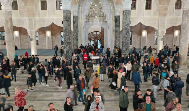 Vatandaşlar Ramazanda Millet Cami’ne akın etti