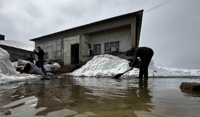 Yüksekova’da bir evin odunluğu sular altında kaldı