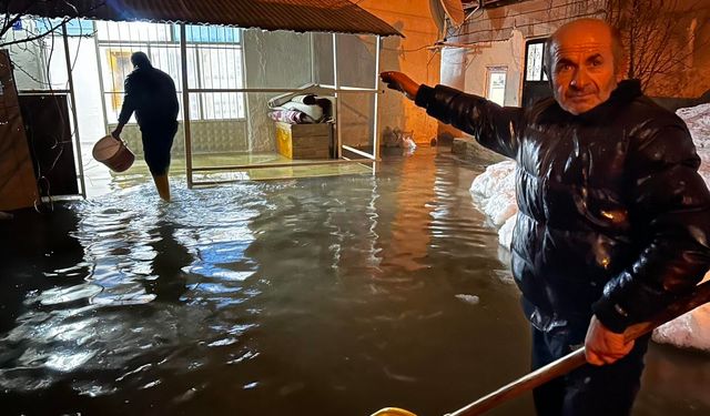 Yüksekova’da evi sular altında kalan 5 nüfuslu aile, akrabalarına sığındı