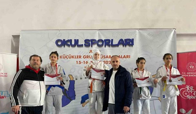 Yunusemreli küçük judocular Kütahya’da 5 madalya kazandı