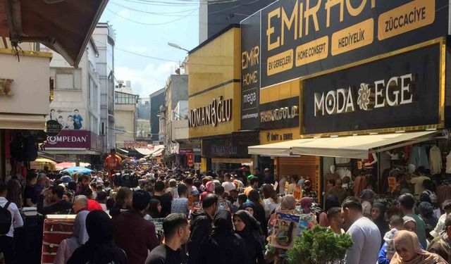 Adana’da vatandaşlar bayram öncesi alışverişe akın etti