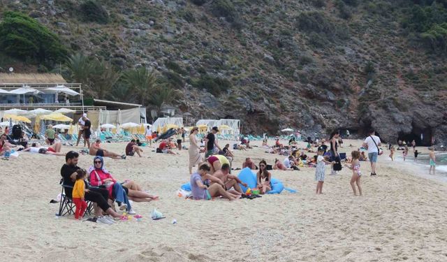Alanya’da vatandaşlar bayramın 3’üncü gününü plajda geçirdi