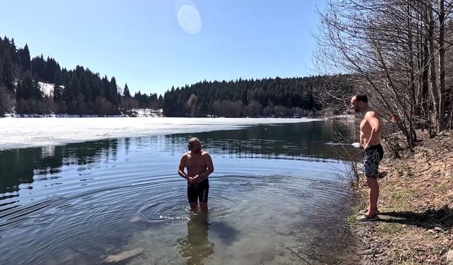 Artvin’de bir grup adrenalin meraklısı buz tutmuş göle girdi