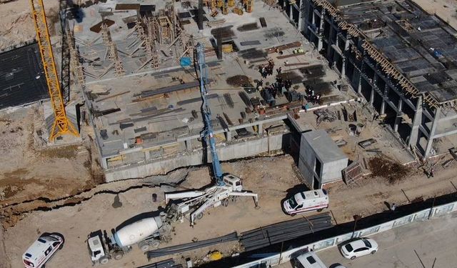 Ataşehir’de inşaat alanında kaza: Mobil vinç devrildi, 1 kişi hayatını kaybetti