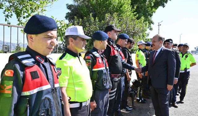 Aydın Valisi Canbolat, emniyet ve jandarma personeliyle bayramlaştı