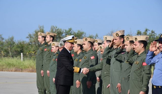 Deniz Kuvvetleri Komutanı Oramiral Ercüment Tatlıoğlu, görevi başında bulunan personelle bayramlaştı
