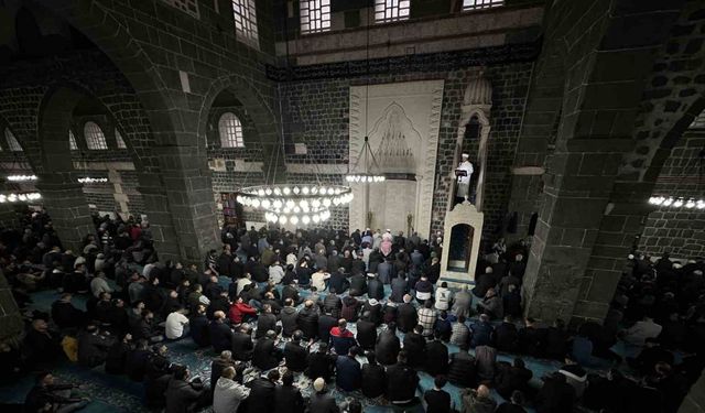 Diyarbakır’da vatandaşlar bayram namazı için Ulu Cami’ye akın etti