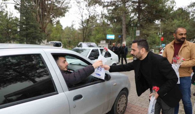 Elazığ Belediyesi, mezarlığa gelen vatandaşlara ikramda bulundu