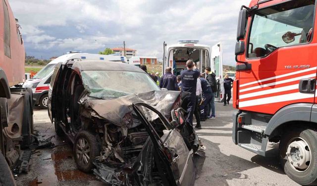 Elazığ’da hafif ticari araç, temizlik kamyonuna çarptı: 5 yaralı