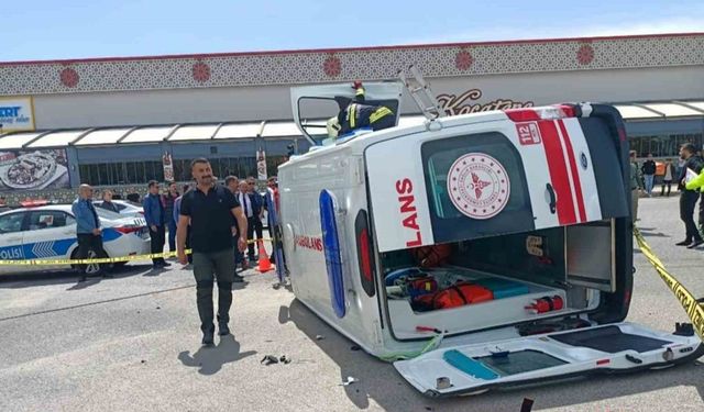 Erzincan’da otomobil ile ambulans çarpıştı: 6 yaralı