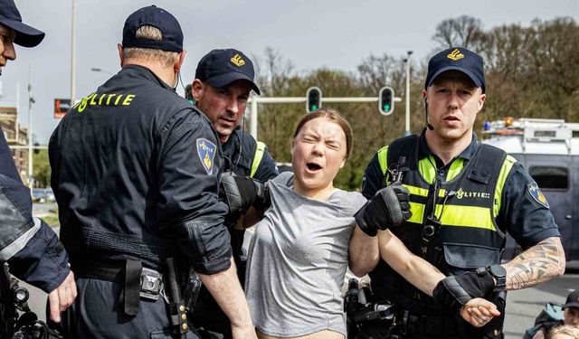 İklim aktivisti Greta Thunberg, protestoda iki kez gözaltına alındı