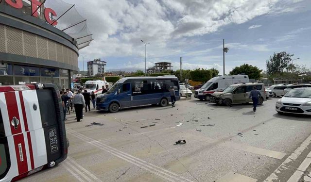 İskenderun’da araçla çarpışan ambulans devrildi: 2 yaralı