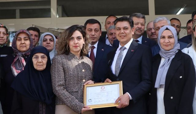 MHP lideri Bahçeli’nin tebrik ettiği Söğüt Belediye Başkanı Durgut mazbatasını aldı