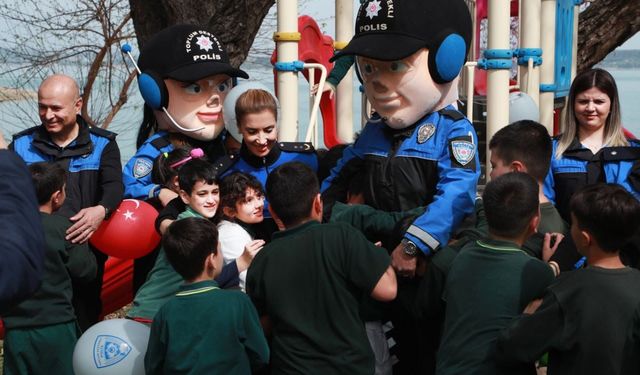 Polisten bayramda çocuklara sürpriz