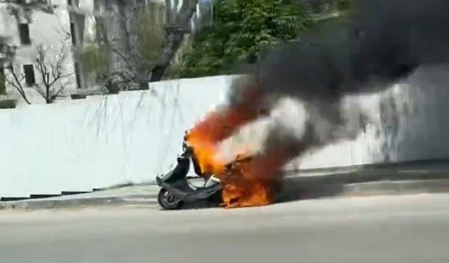 Seyir halindeki motosiklet alev alev yandı, ilk müdahale trafik polisinden