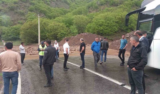 Tunceli-Erzincan karayolunda heyelan: Yol araç trafiğine kapandı
