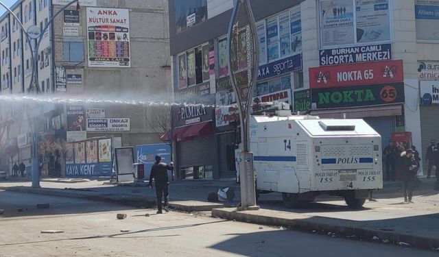 Van’da izinsiz gösterilere polis müdahale ediyor