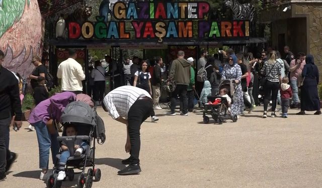 Vatandaşlar bayramda Gaziantep Hayvanat Bahçesi’ne akın etti