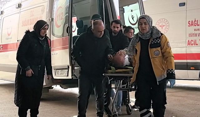 Otomobille kamyonet çarpıştı: 3 yaralı