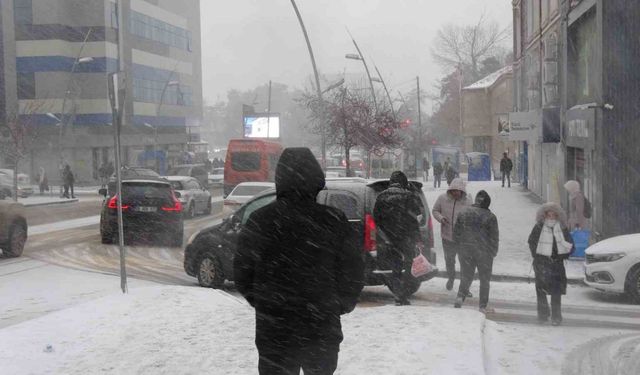 Erzurum’da yoğun kar yağışı etkili oluyor