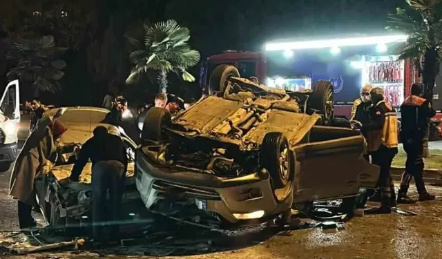 Katliam gibi kaza... İki araç kafa kafaya çarpıştı: 1 ölü, 3 ağır yaralı