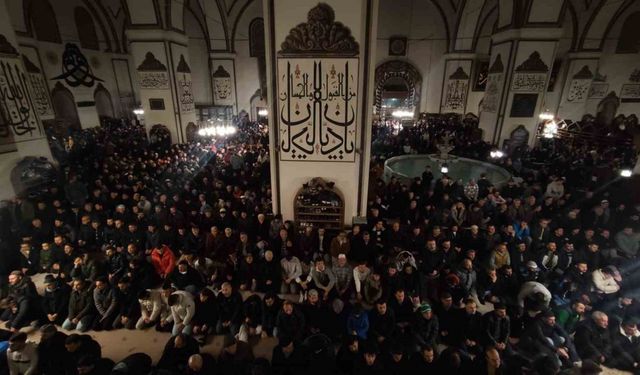 Yılın ilk sabah namazında binlerce vatandaş Ulucami’ye akın etti